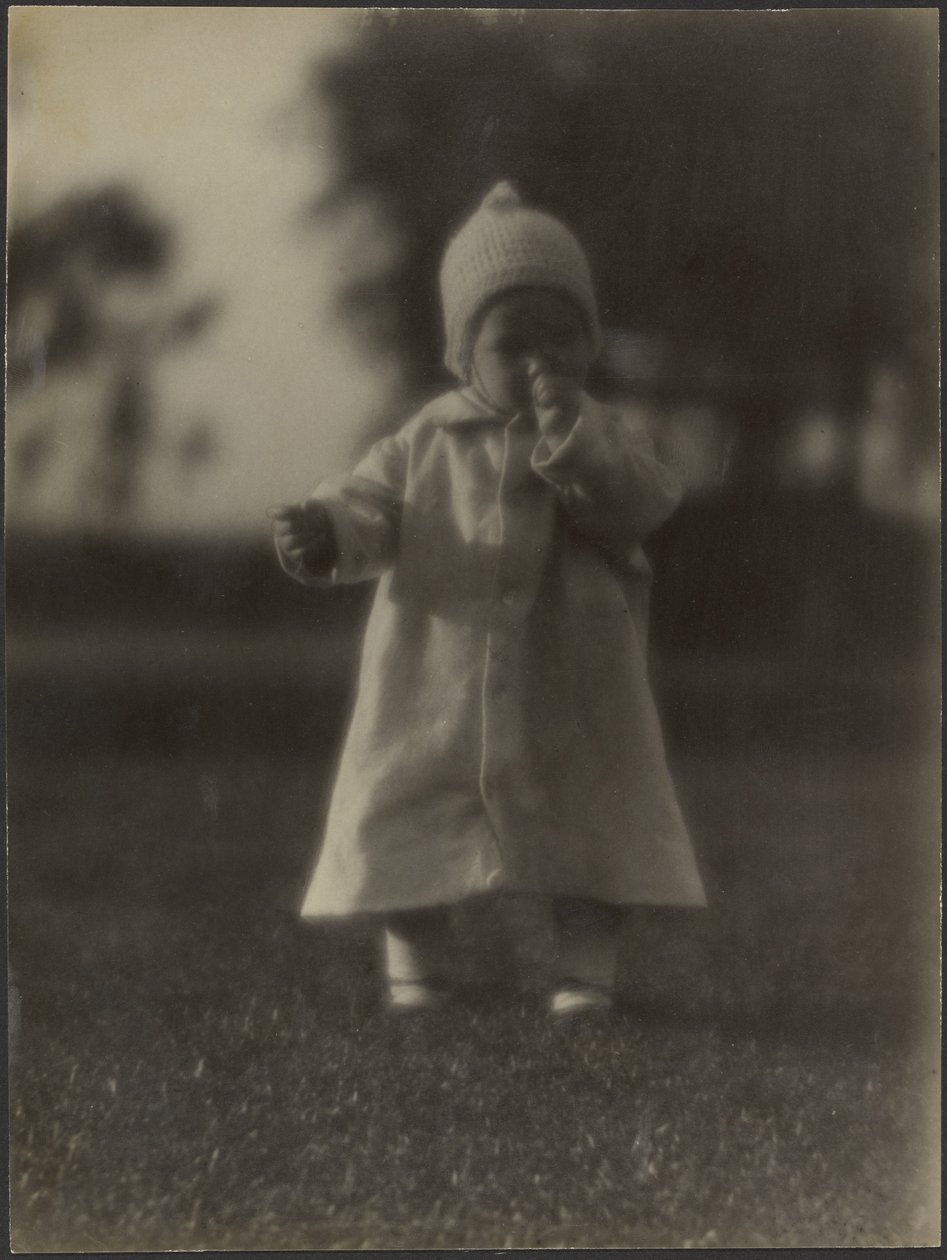 [Portrett av en baby i frakk] av Louis Fleckenstein