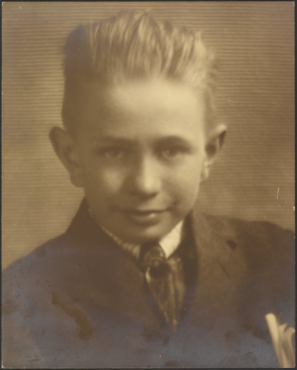 [Portrett av en gutt foran et skillevegg] av Louis Fleckenstein