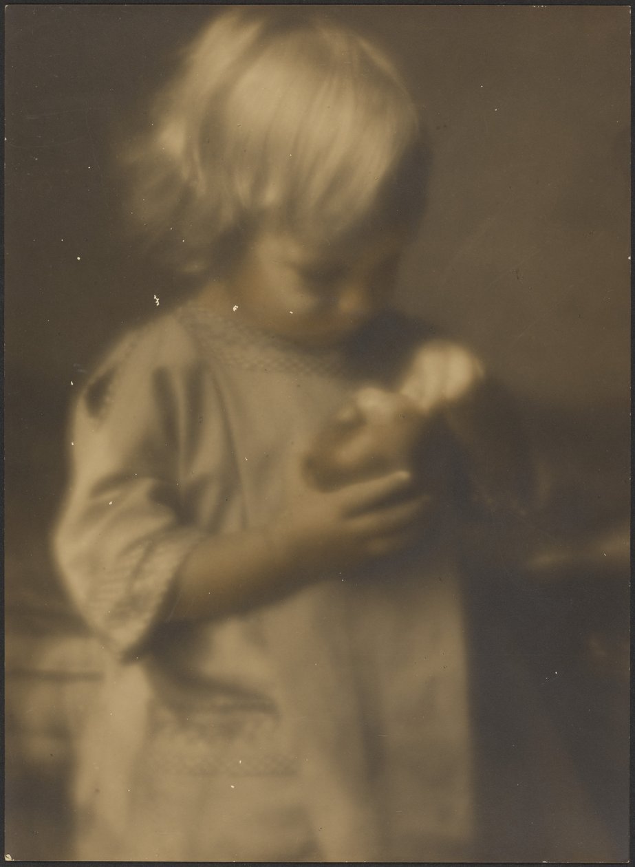 [Portrett av et barn som holder et eple] av Louis Fleckenstein