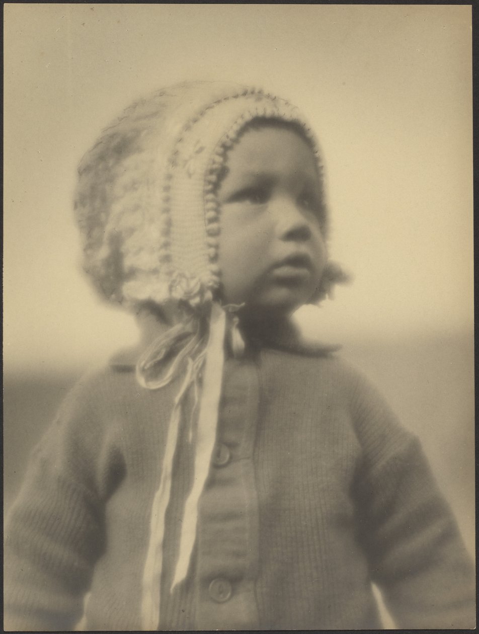 [Portrett av et barn med lue] av Louis Fleckenstein