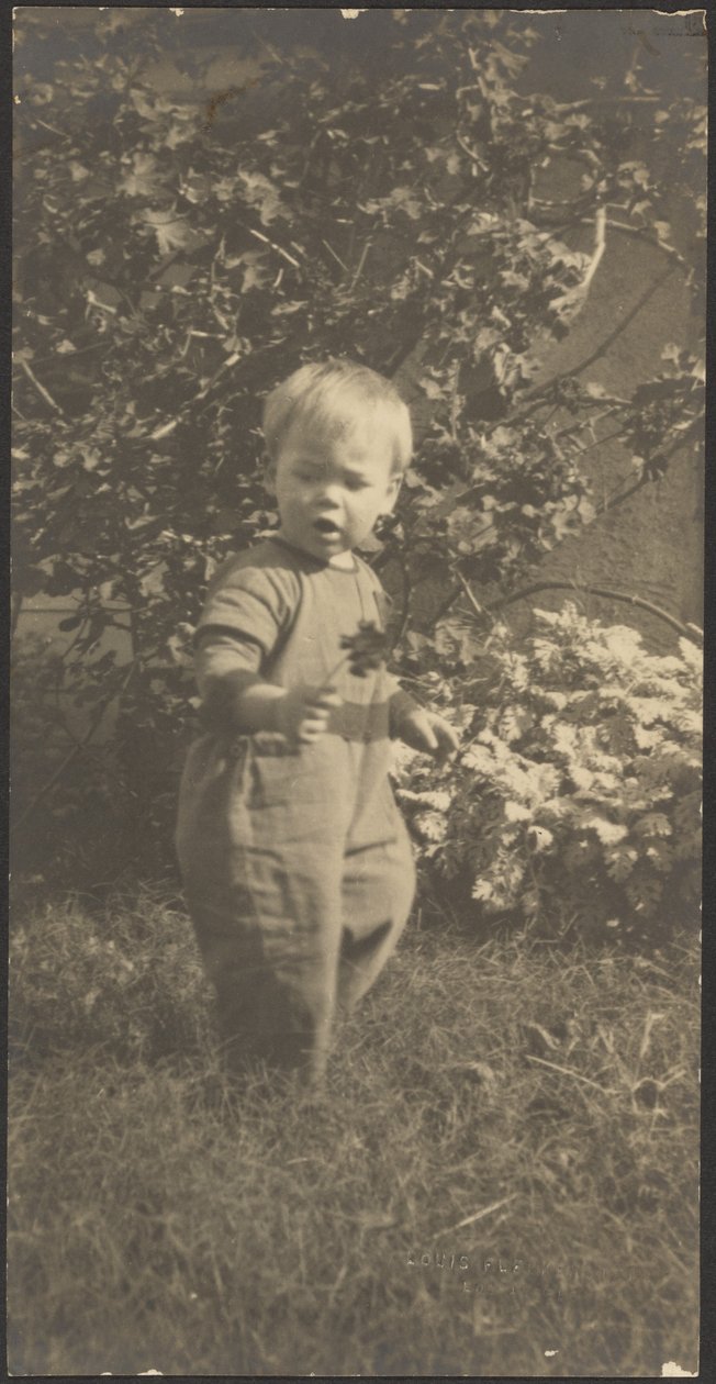 [Portrett av et barn i hagen] av Louis Fleckenstein