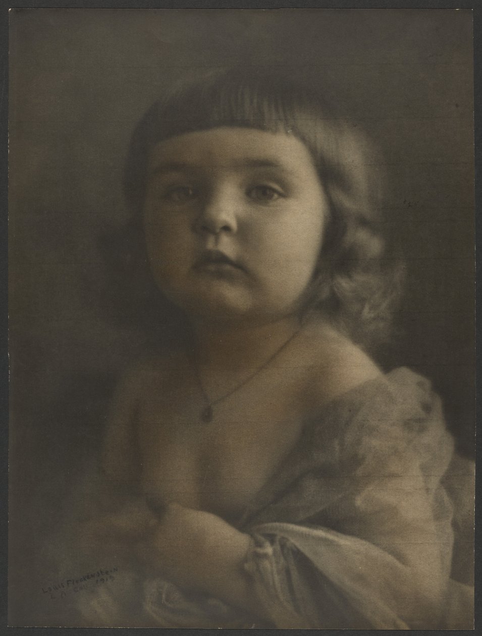 [Portrett av et barn i gasbind] av Louis Fleckenstein