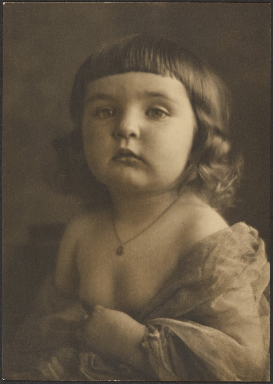 [Portrett av et barn i gasbind] av Louis Fleckenstein