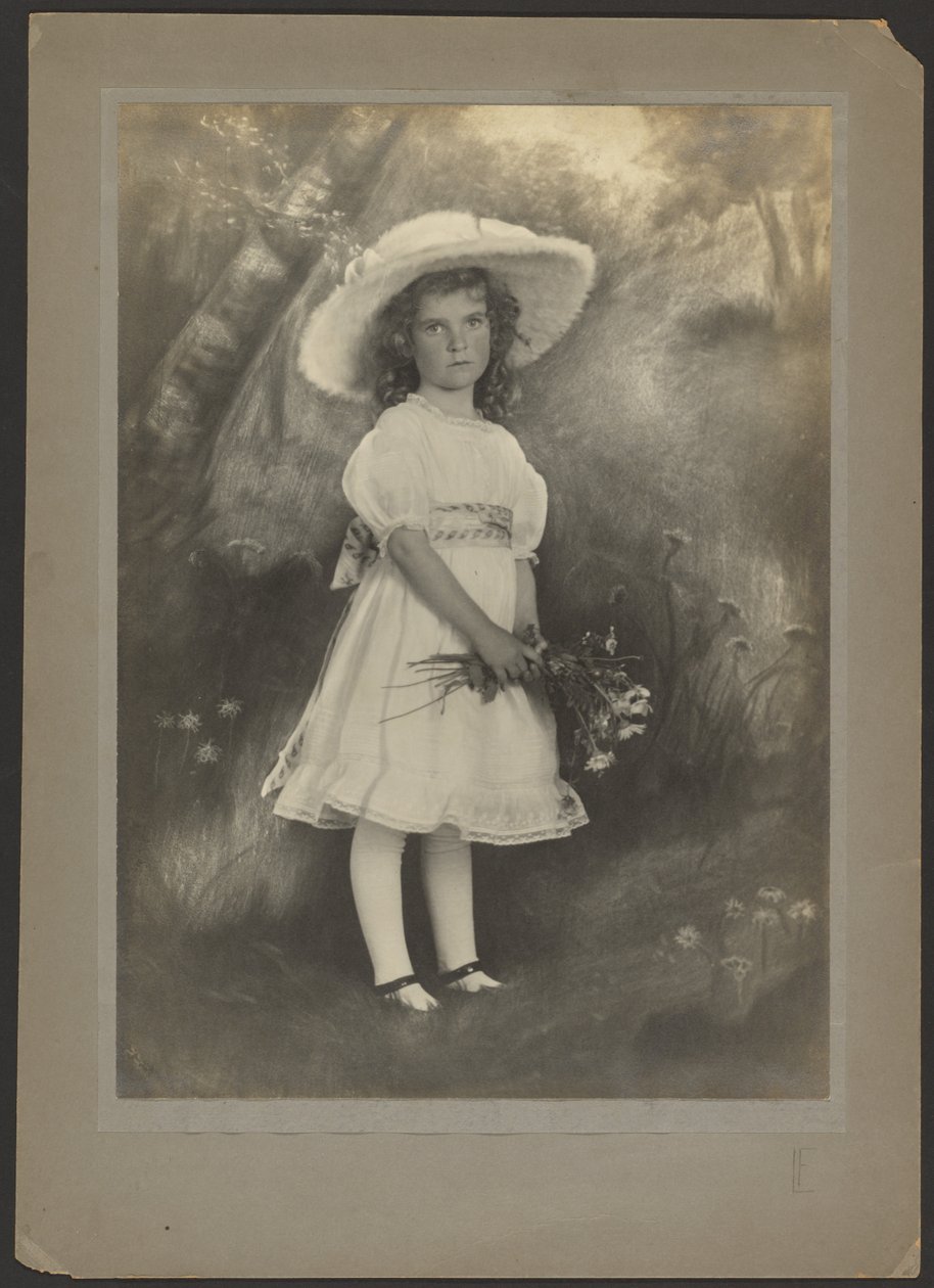 [Portrett av en jente med blomster foran en malt bakgrunn] av Louis Fleckenstein