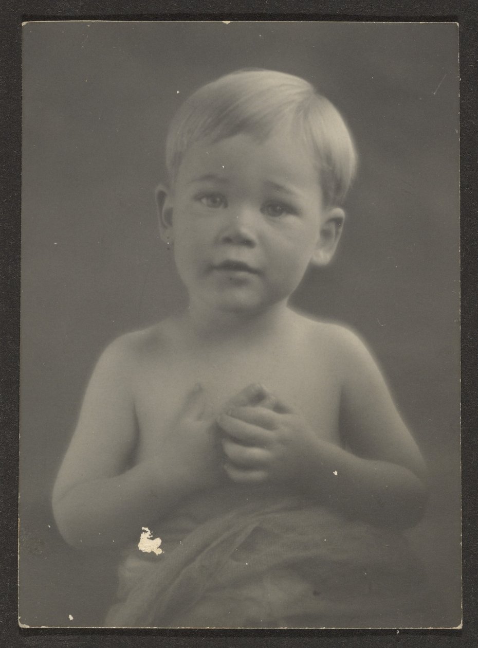 Portrett av en liten gutt i drapert stoff av Louis Fleckenstein