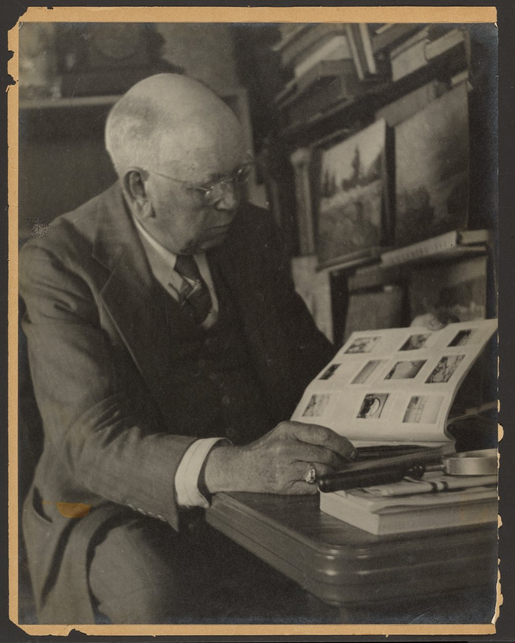 [Portrett av en mann som leser et blad] av Louis Fleckenstein