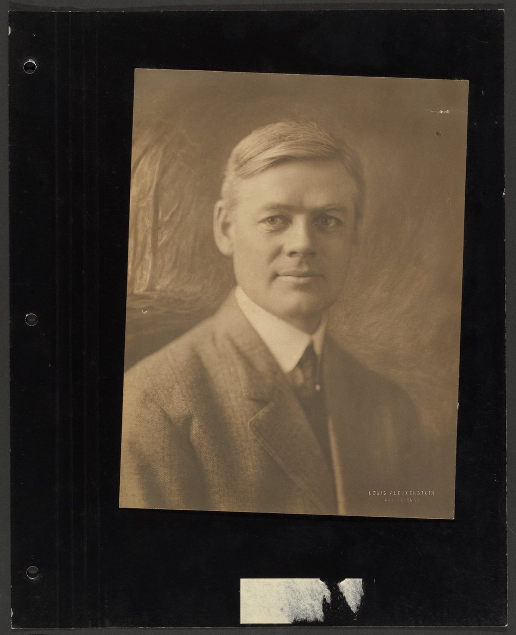 Portrett av en sittende mann foran en malt bakgrunn av Louis Fleckenstein