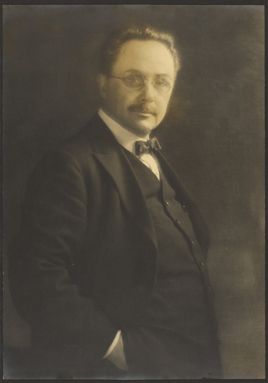 [Portrett av en mann som står med hånden i lommen] av Louis Fleckenstein