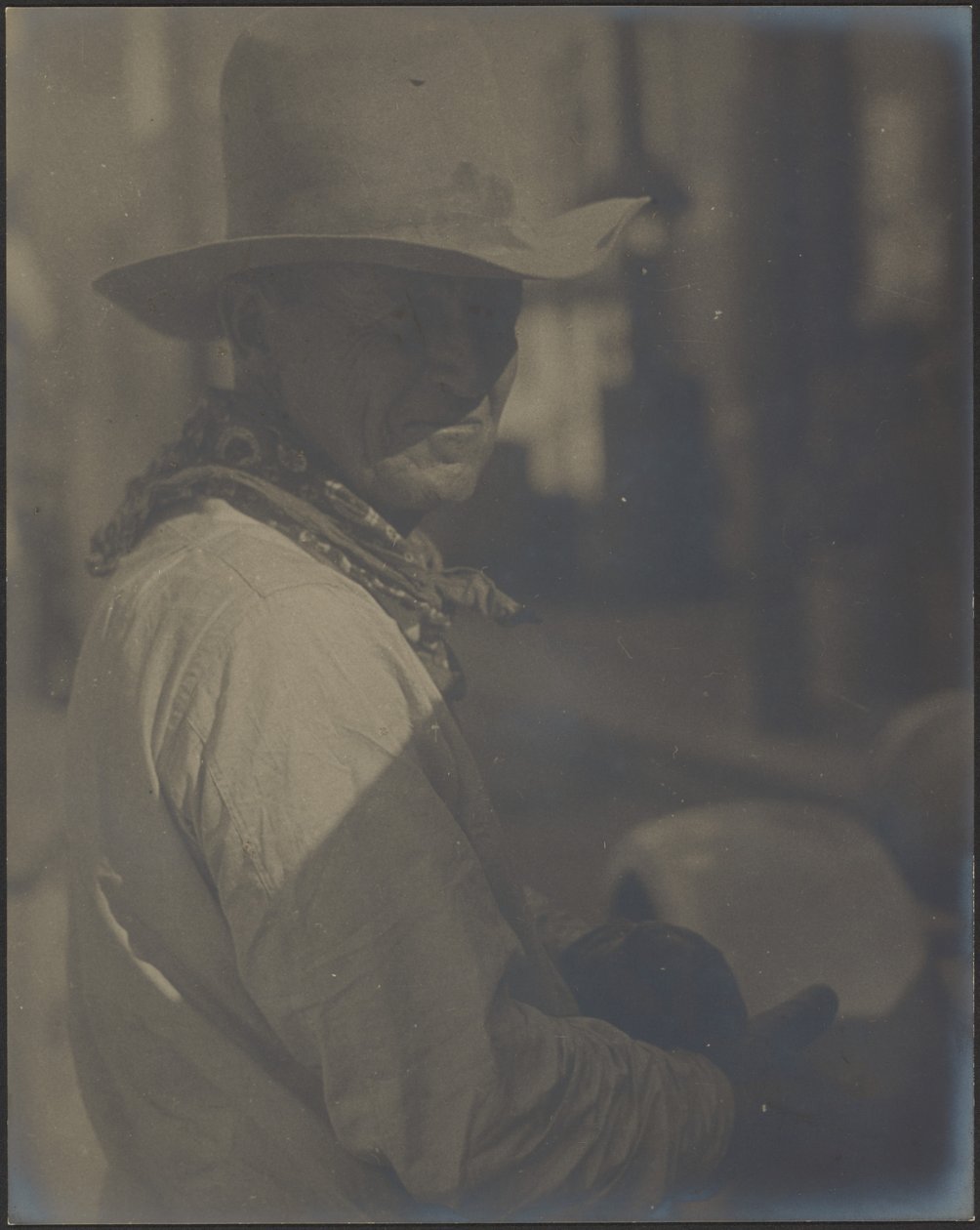 [Portrett av en mann i cowboyantrekk] av Louis Fleckenstein