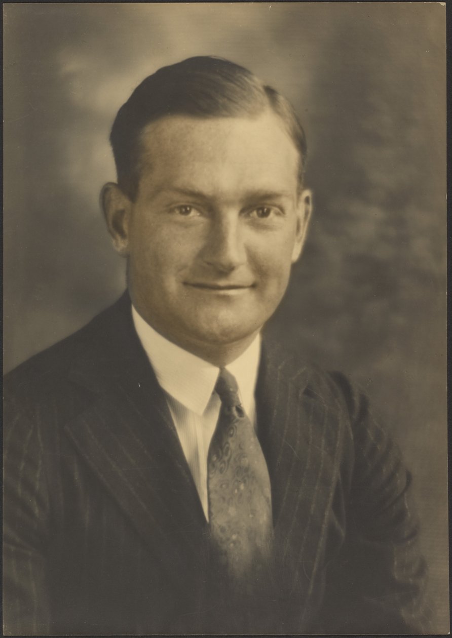 Portrett av en mann i nålestripet dress av Louis Fleckenstein
