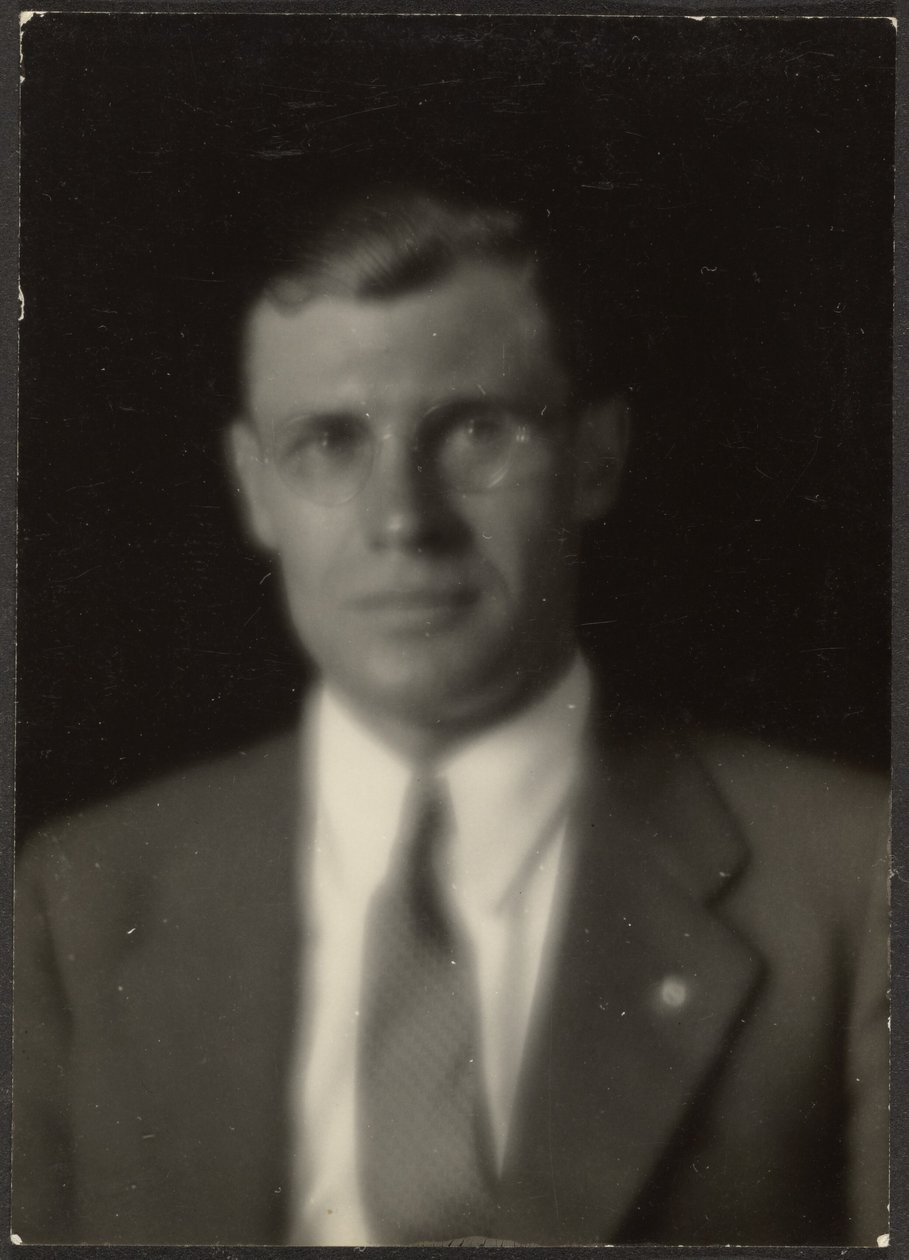 [Portrett av en mann med briller og jakkemerke] av Louis Fleckenstein