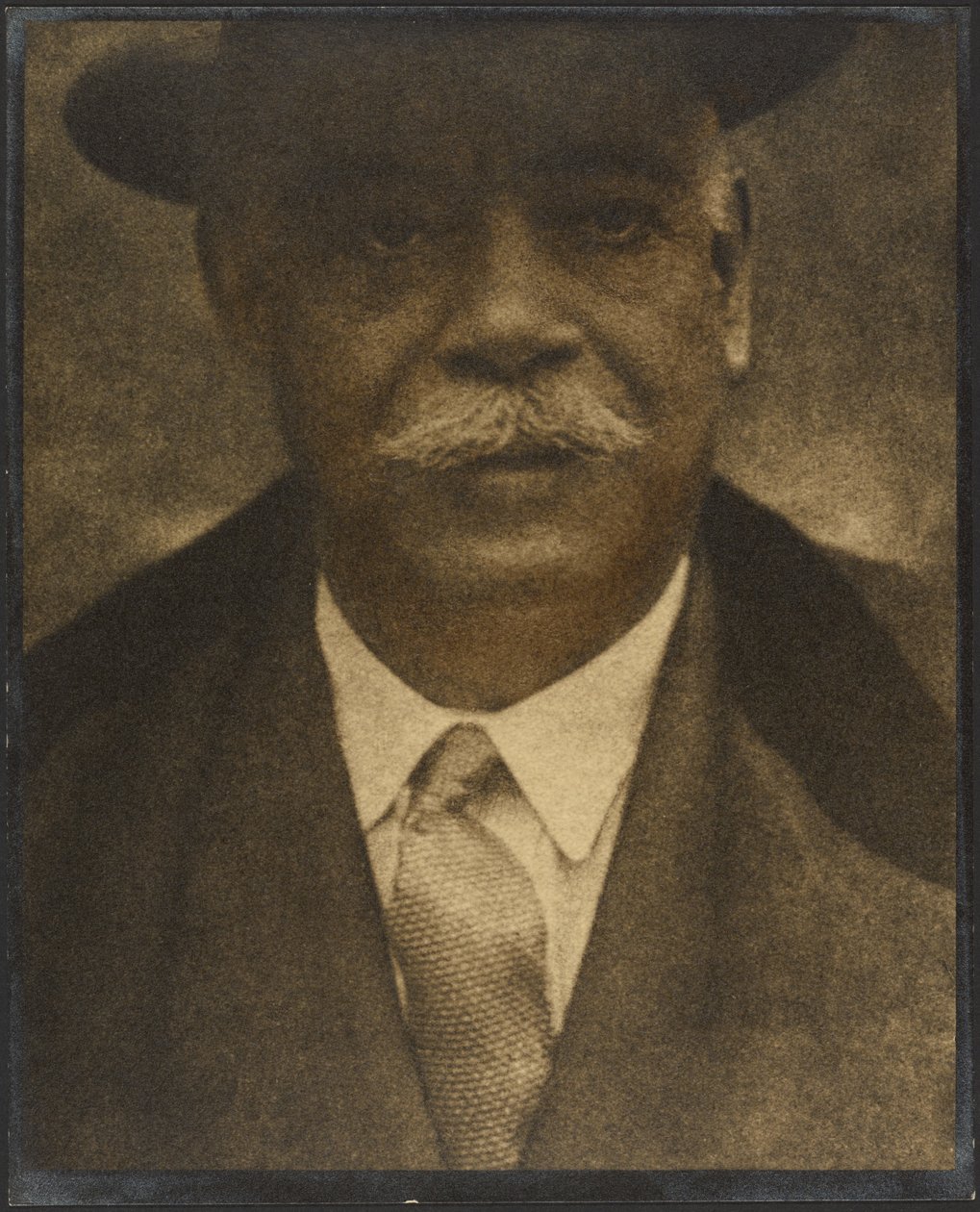 [Portrett av en mann med hatteskjerm] av Louis Fleckenstein