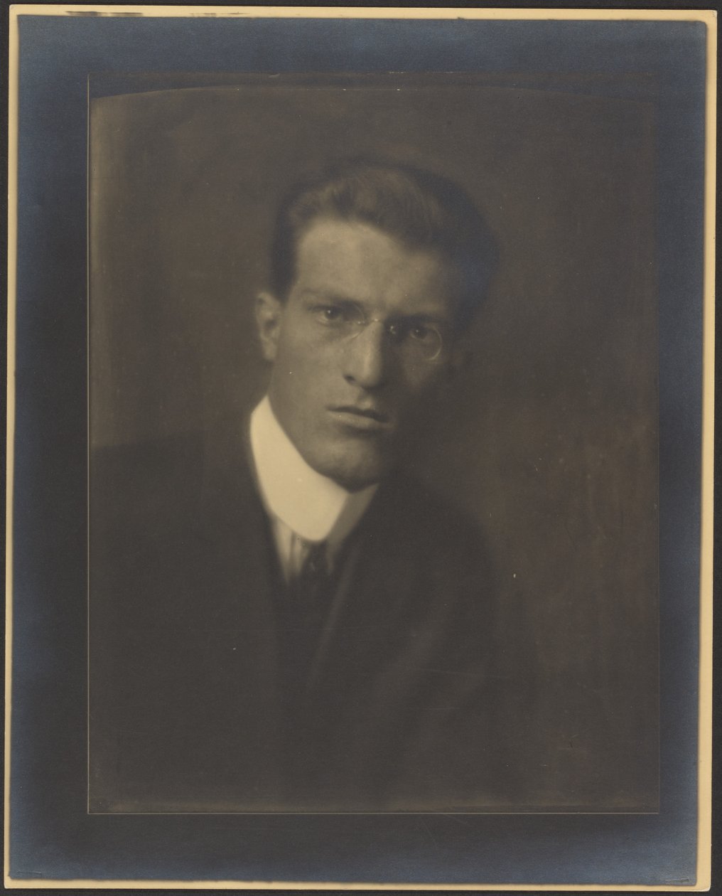 [Portrett av en mann med høy krage] av Louis Fleckenstein