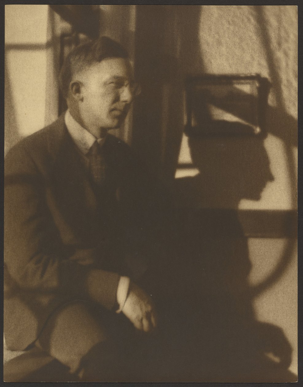 [Portrett av en mann med skygger] av Louis Fleckenstein