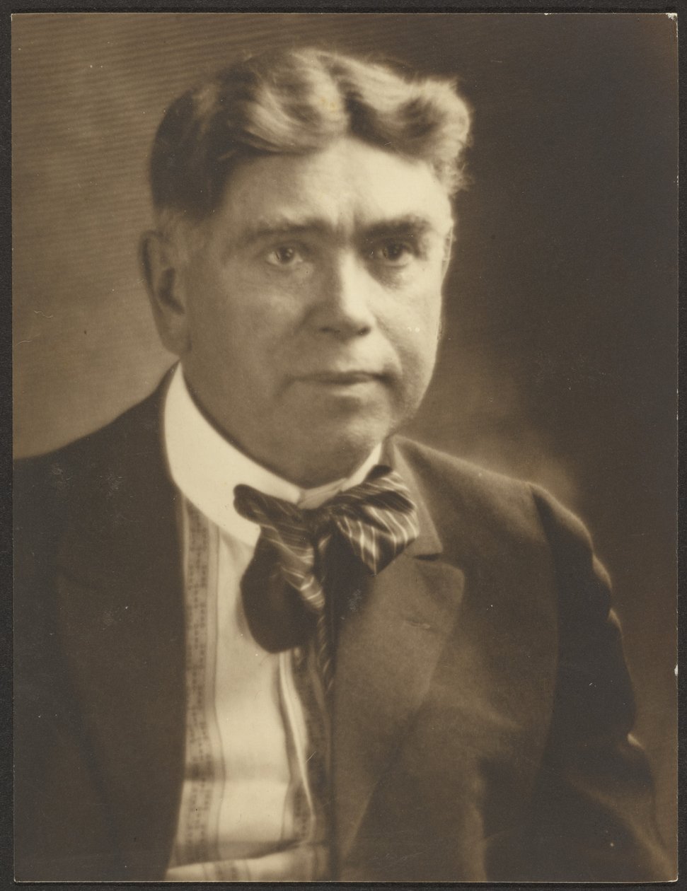 [Portrett av en mann med stripete slips] av Louis Fleckenstein