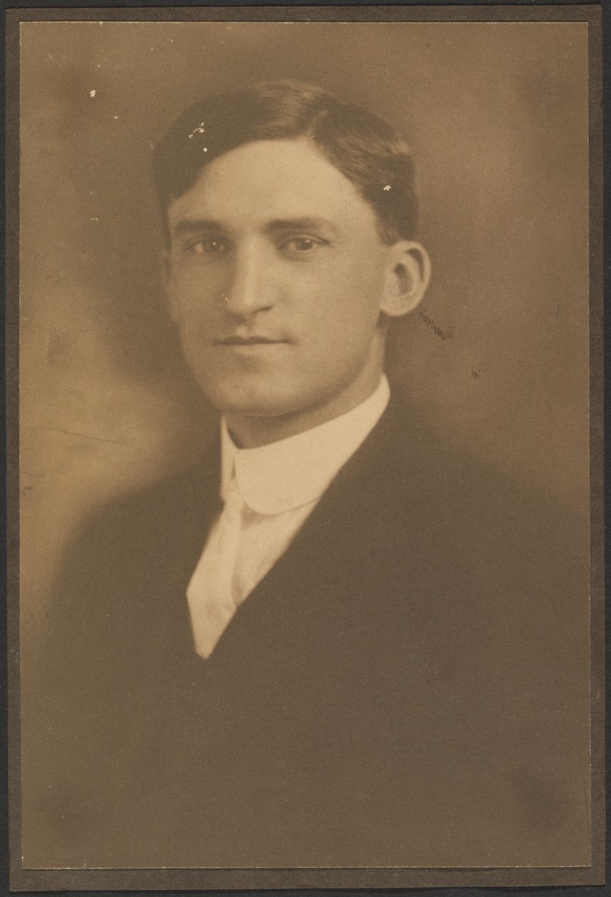 [Portrett av en mann med urkjede (ikke synlig)] av Louis Fleckenstein