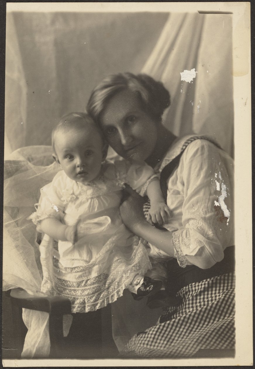 [Portrett av en mor i rutete kjole og et barn] av Louis Fleckenstein