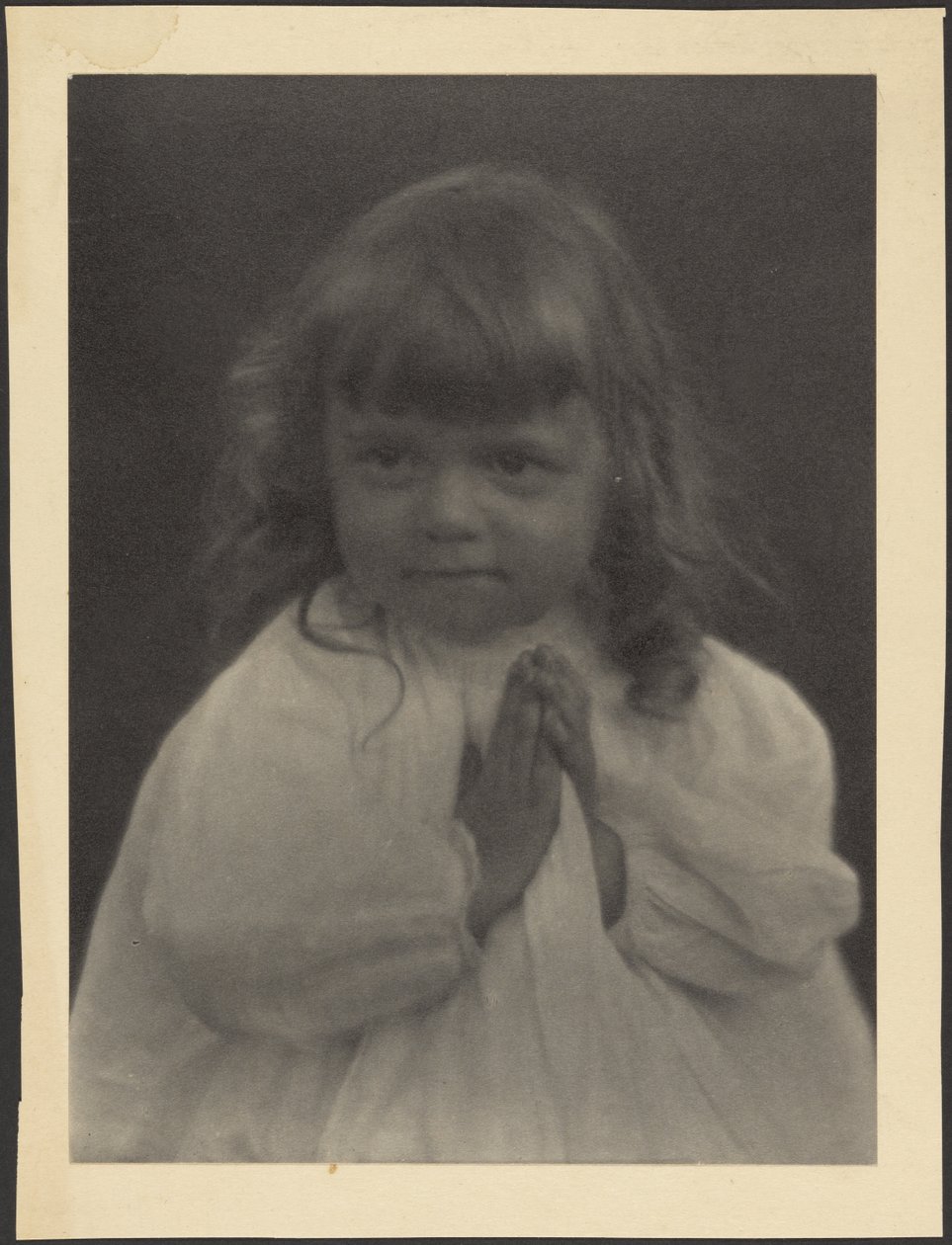 [Portrett av et barn som ber] av Louis Fleckenstein