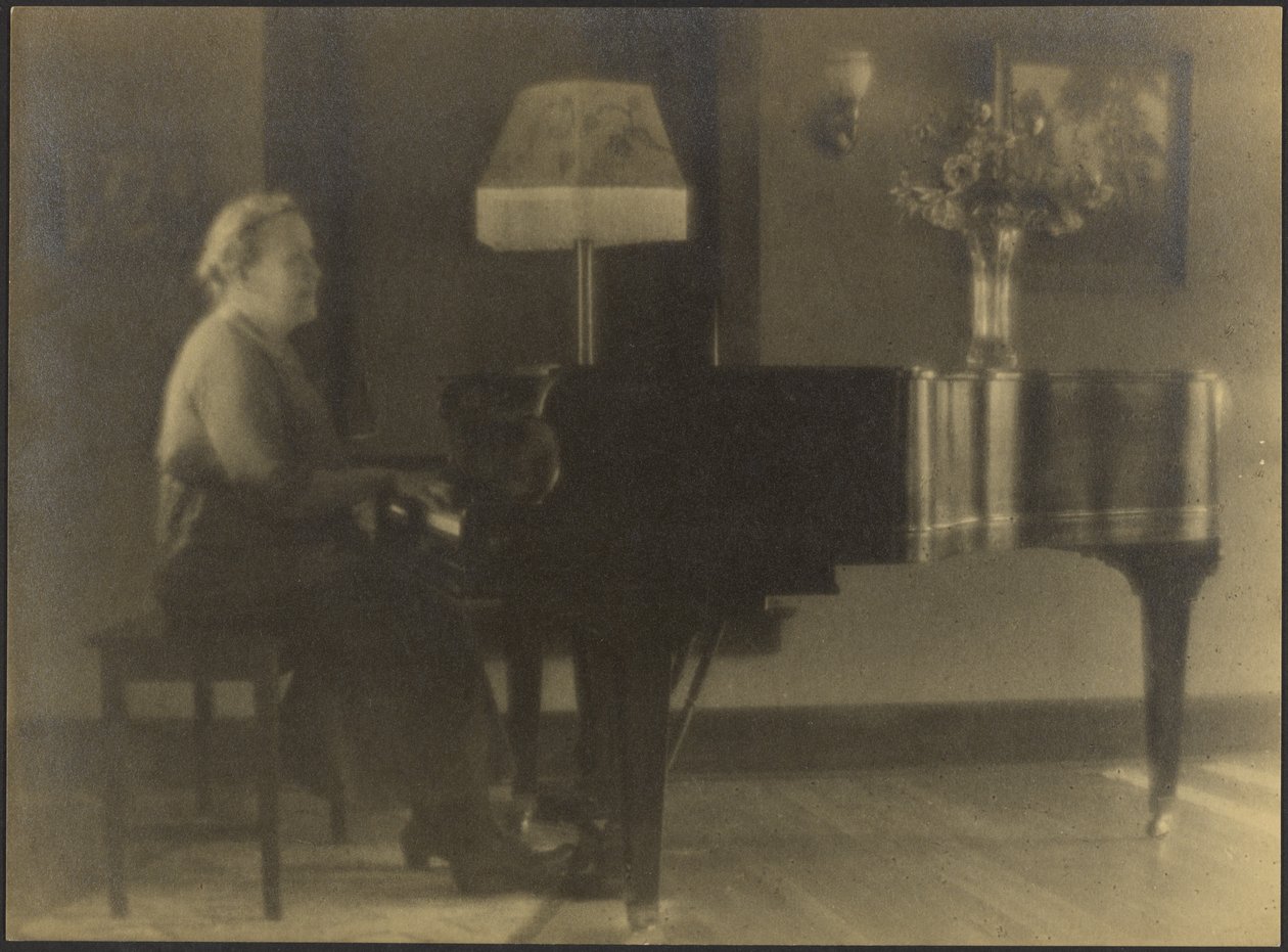 [Portrett av en kvinne som sitter ved pianoet] av Louis Fleckenstein