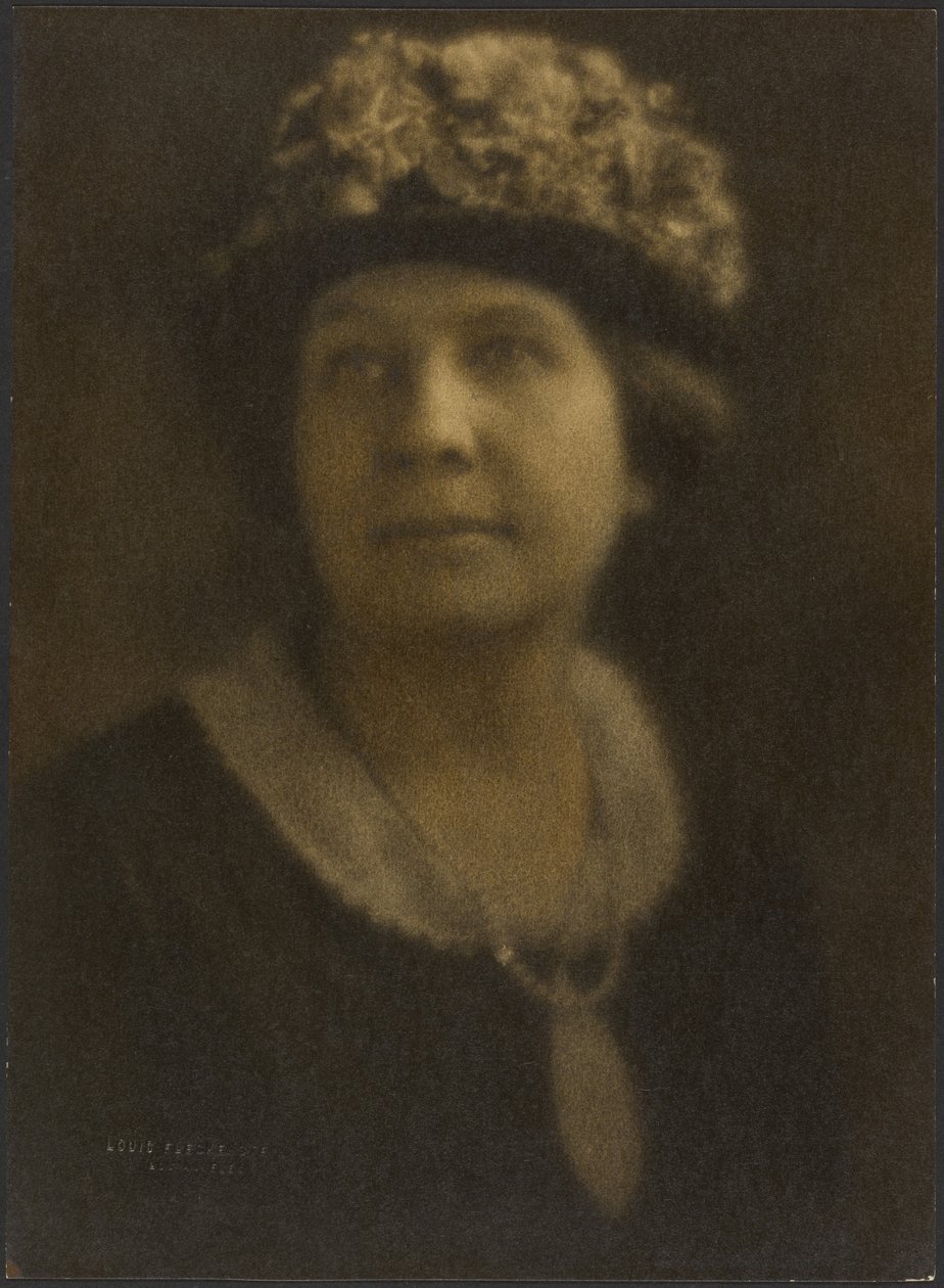 [Portrett av en kvinne med blomsterhatt] av Louis Fleckenstein
