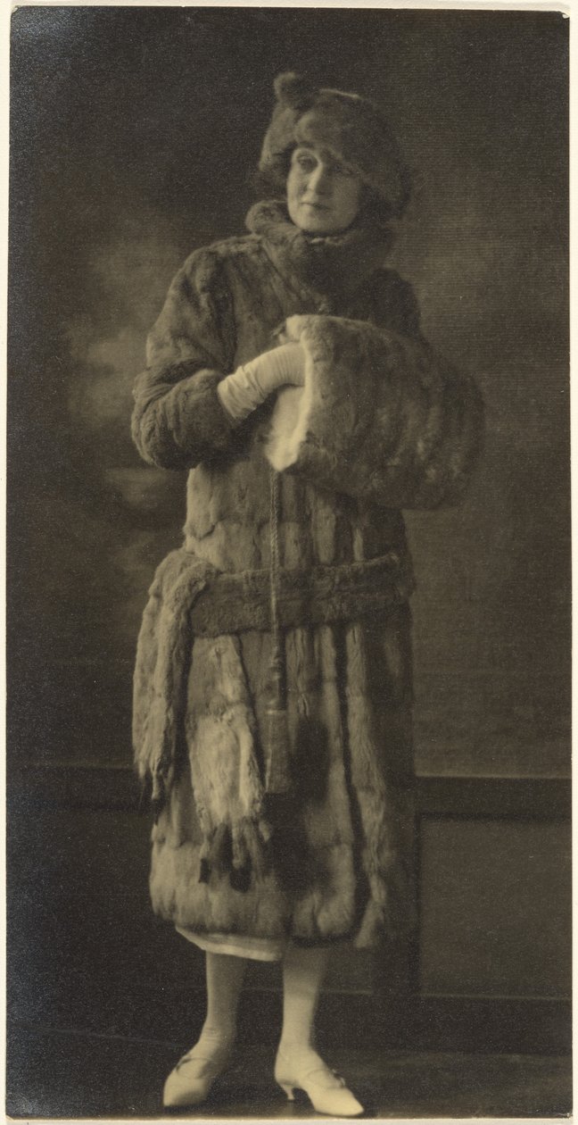 [Portrett av en kvinne i pels] av Louis Fleckenstein