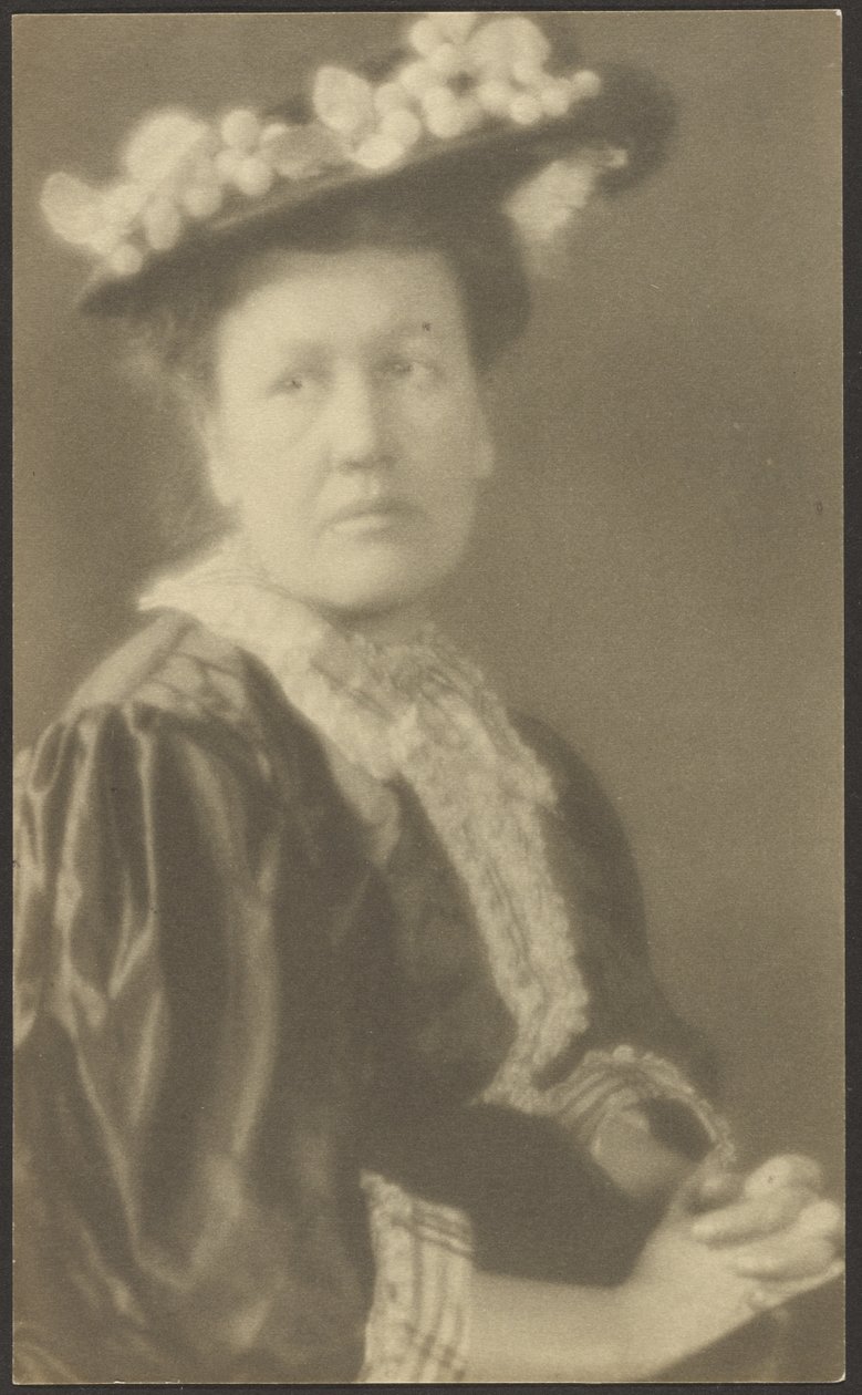 [Portrett av en kvinne med hatt og kornellblomster] av Louis Fleckenstein
