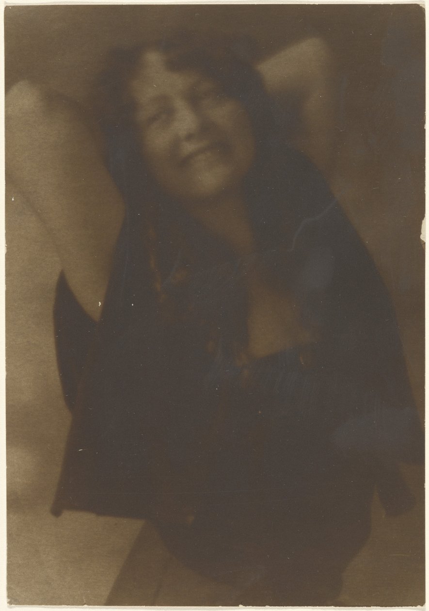 [Portrett av en kvinne med armene bak hodet] av Louis Fleckenstein