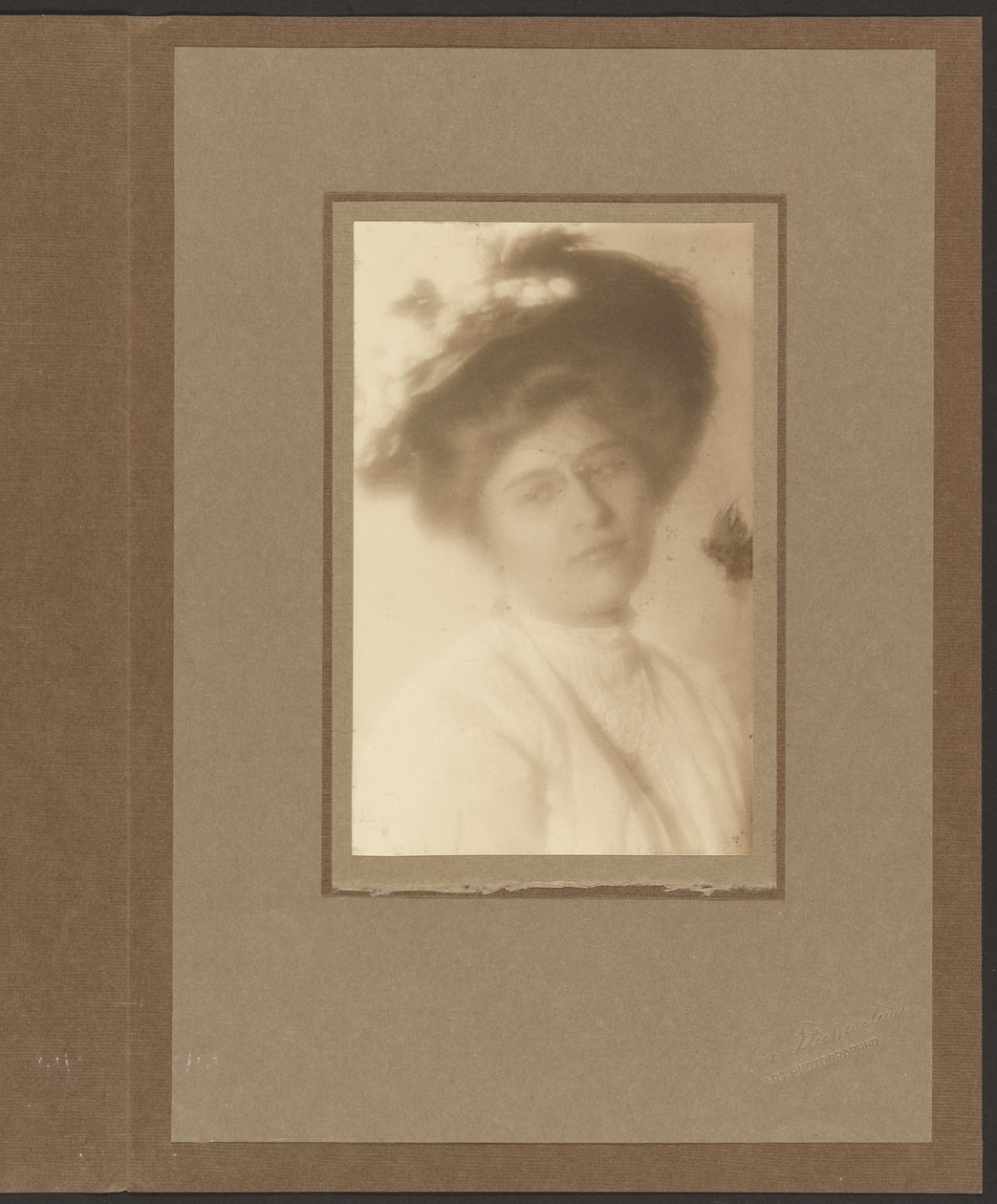 Portrett av en kvinne med blomsterhatt av Louis Fleckenstein