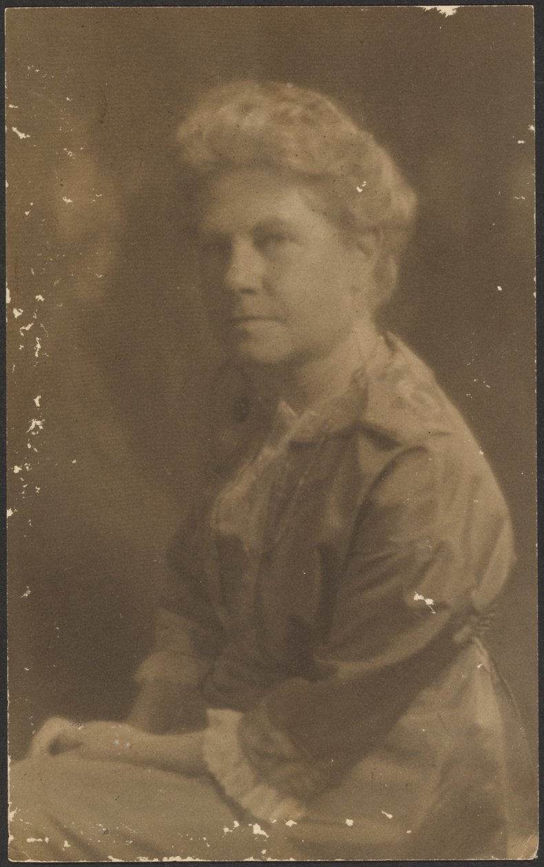 [Portrett av en kvinne med blondemansjetter] av Louis Fleckenstein