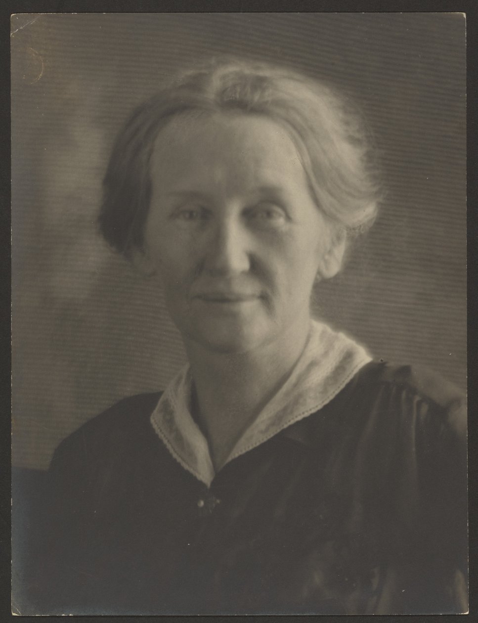 Portrett av en kvinne med perlenål av Louis Fleckenstein