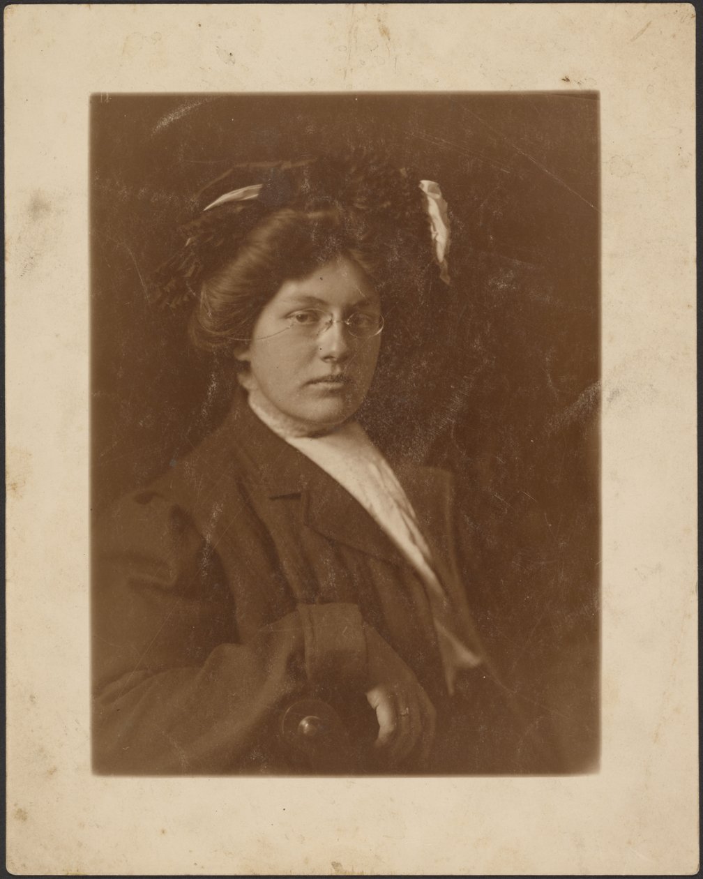 [Portrett av en kvinne med pince-nez] av Louis Fleckenstein