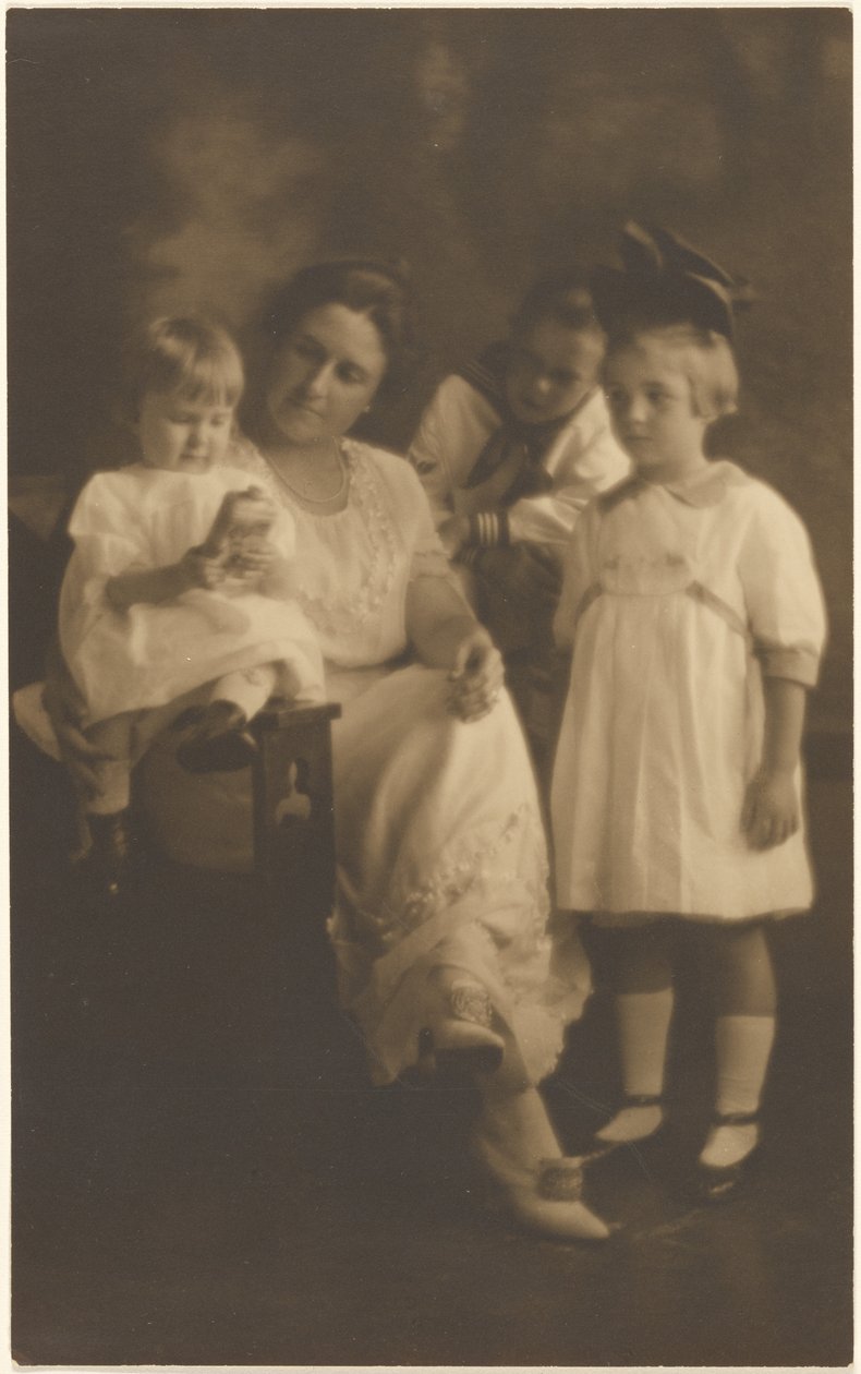 [Portrett av en kvinne med tre barn] av Louis Fleckenstein