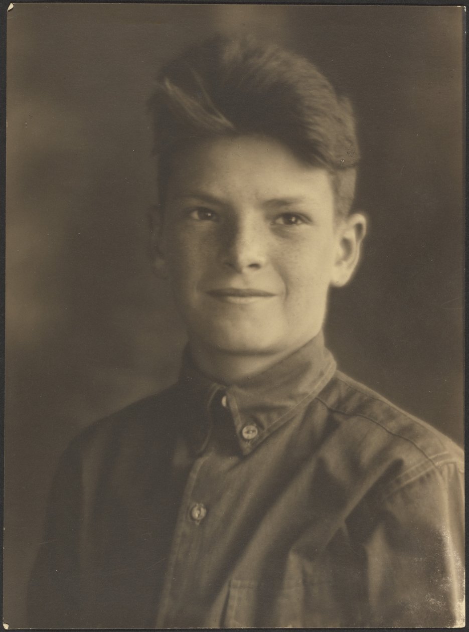 [Portrett av en ung gutt i skjorte med knapper] av Louis Fleckenstein