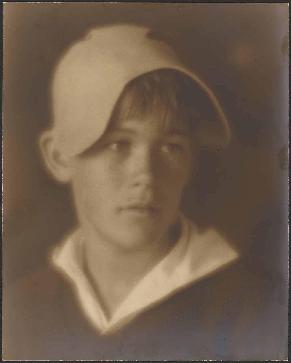 [Portrett av en ung gutt i cap] av Louis Fleckenstein