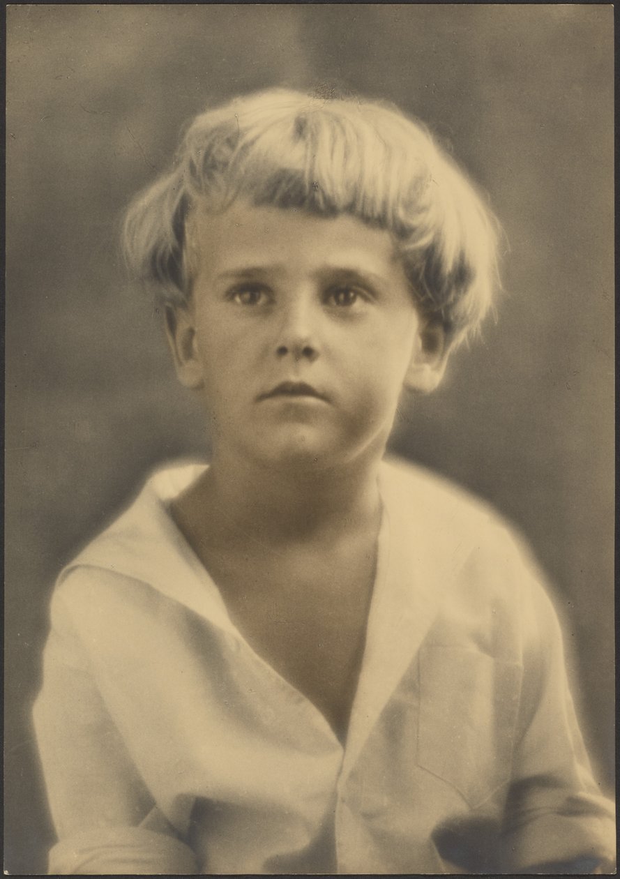 [Portrett av en ung gutt i hvit skjorte] av Louis Fleckenstein