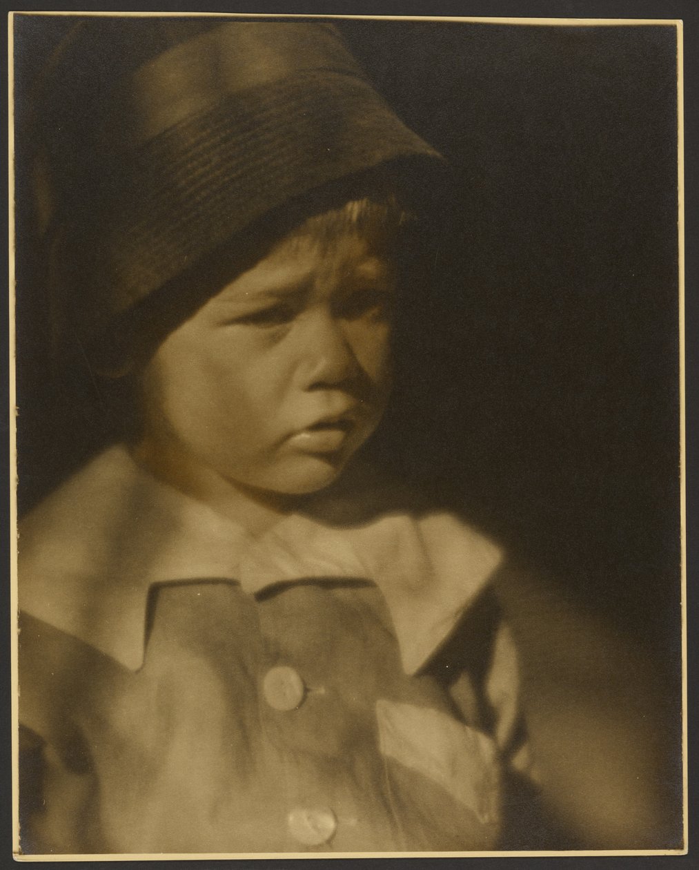 [Portrett av et lite barn med lue] av Louis Fleckenstein