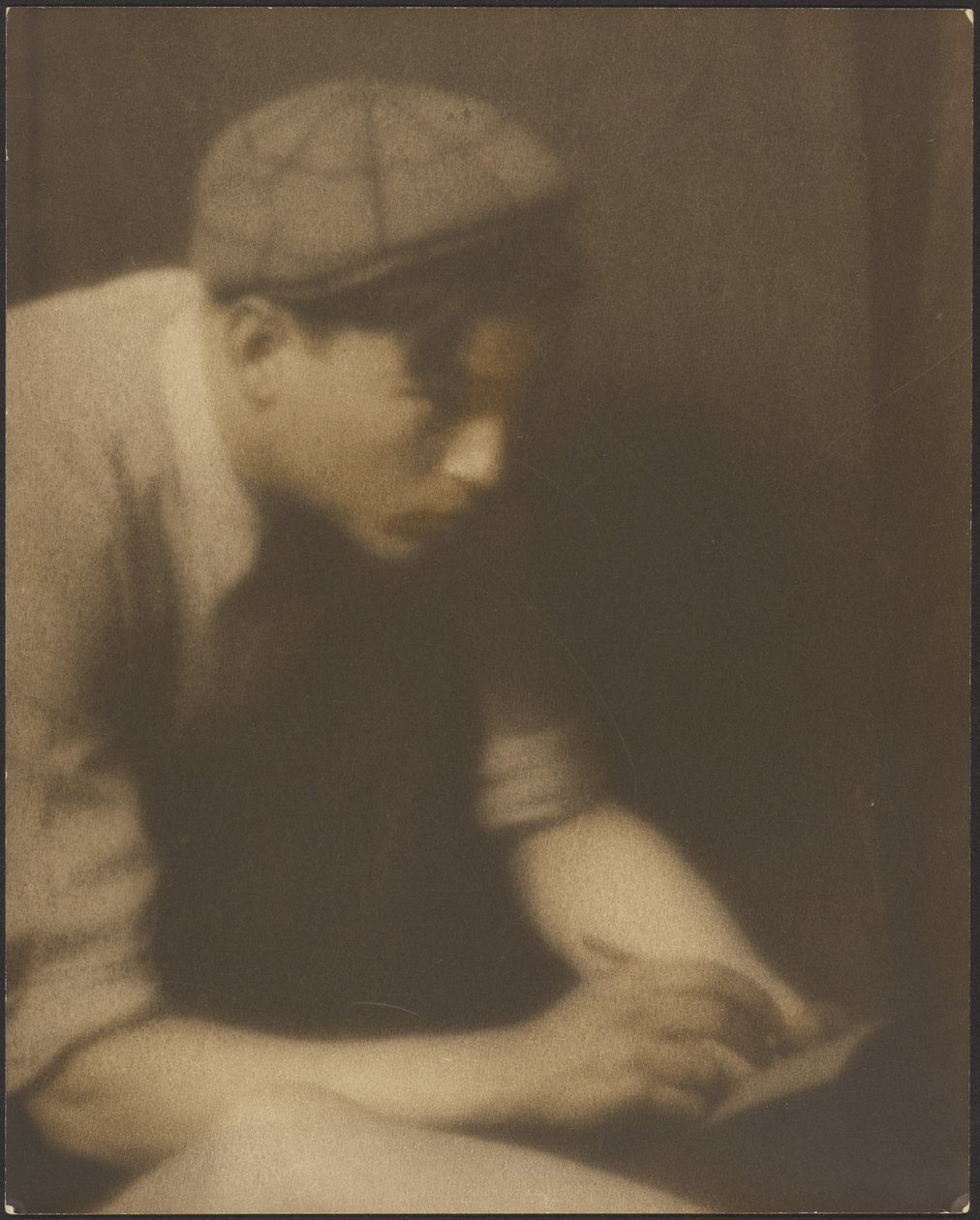 [Portrett av en ung mann som skriver et notat] av Louis Fleckenstein