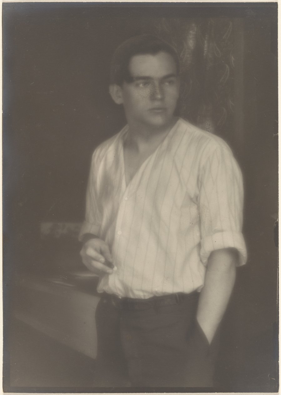 Portrett av en ung mann i stripete skjorte med sigarett av Louis Fleckenstein