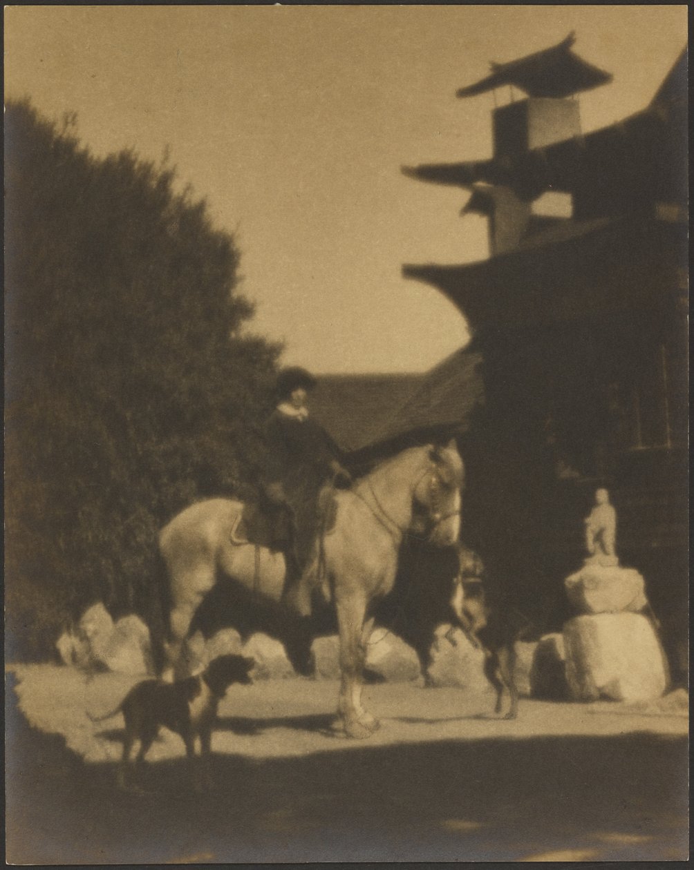 [Ruth Comfort Mitchell foran sitt hjem, Yung See San Fong-huset, Los Gatos] av Louis Fleckenstein