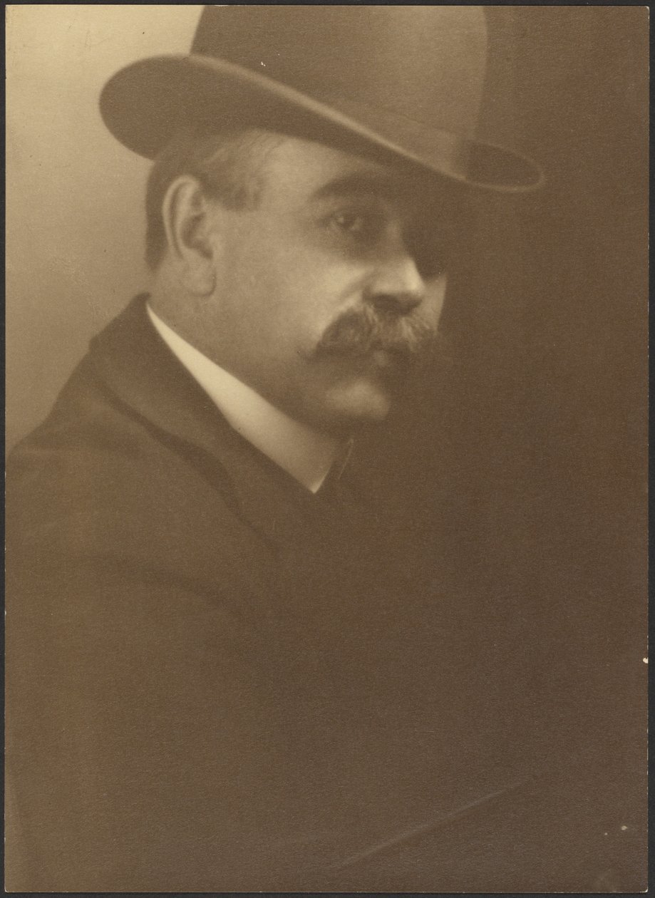 [Selvportrett med bowlerhatt] av Louis Fleckenstein