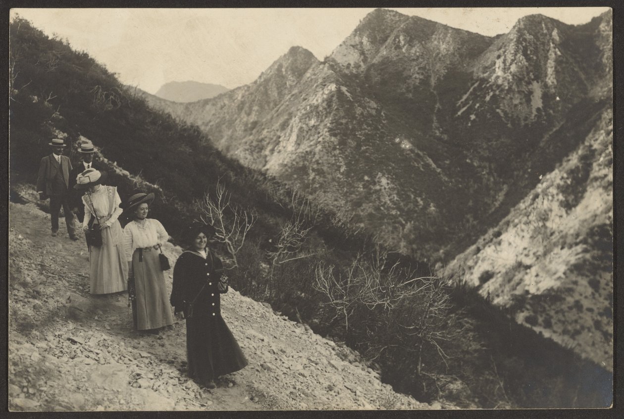 [Spasertur i et fjellandskap] av Louis Fleckenstein