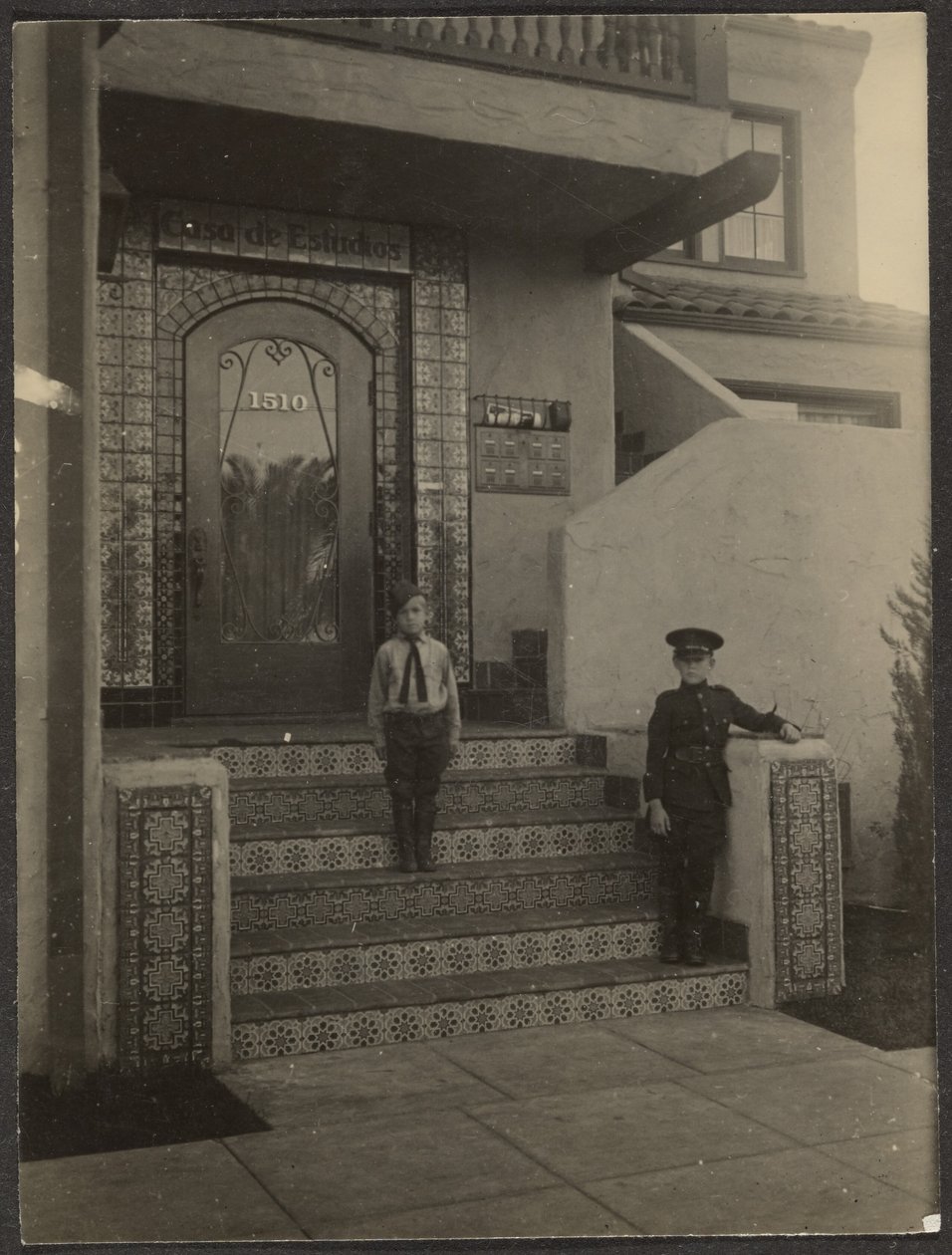 [To gutter foran Fleckensteins atelier i Long Beach] av Louis Fleckenstein