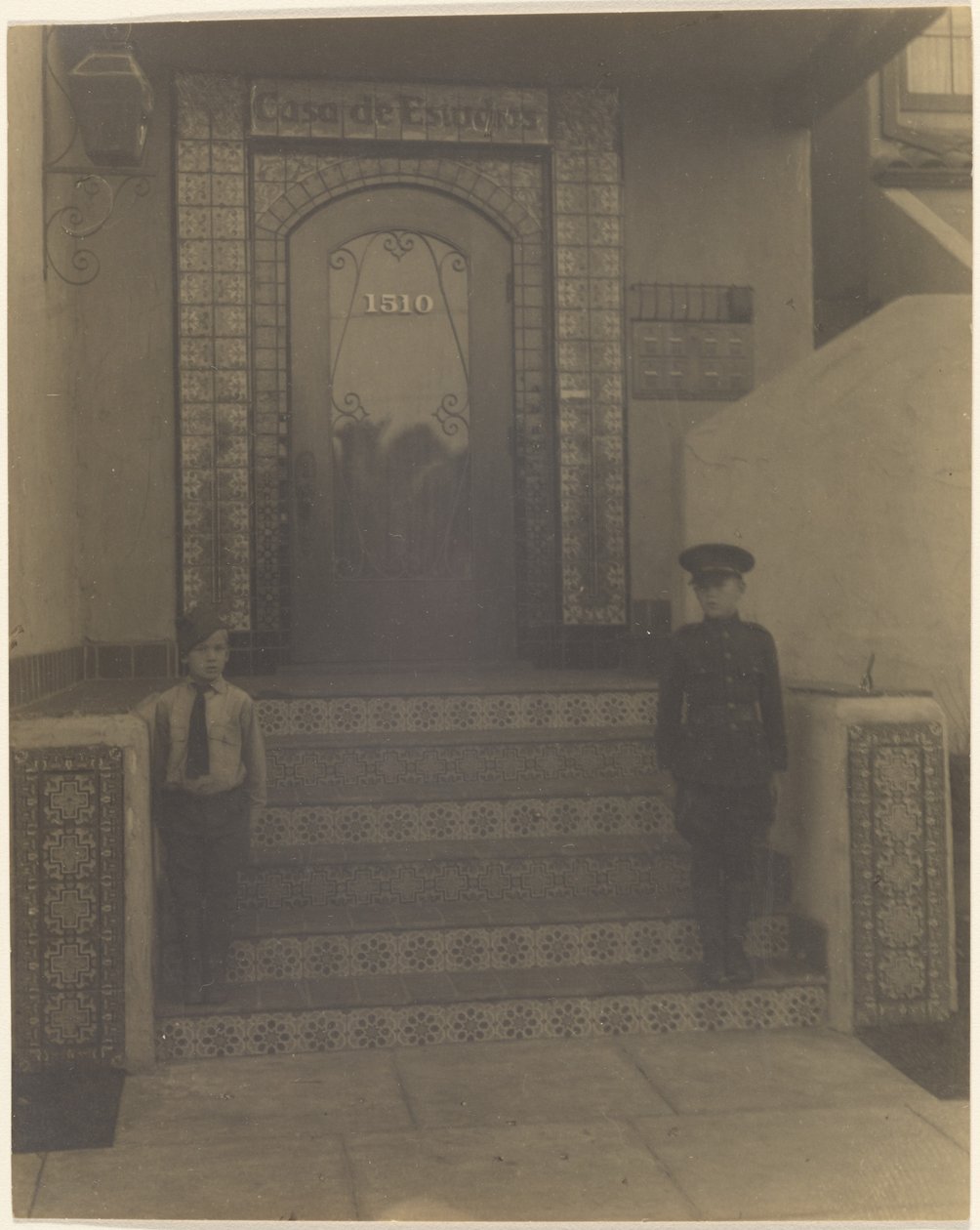 [To gutter foran Fleckensteins studio i Long Beach, California] av Louis Fleckenstein