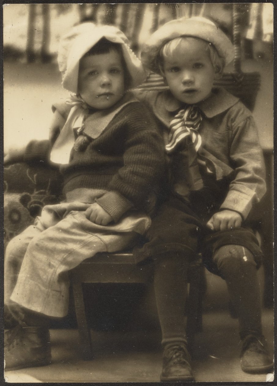 To barn deler en stol av Louis Fleckenstein