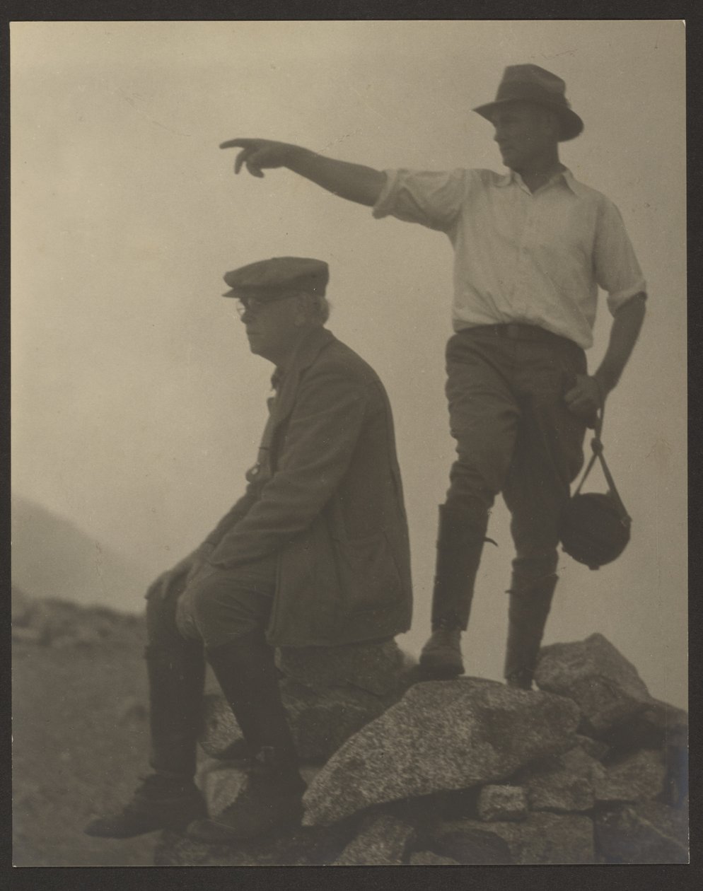 [To menn som ser mot venstre, Old Baldy Peak] av Louis Fleckenstein