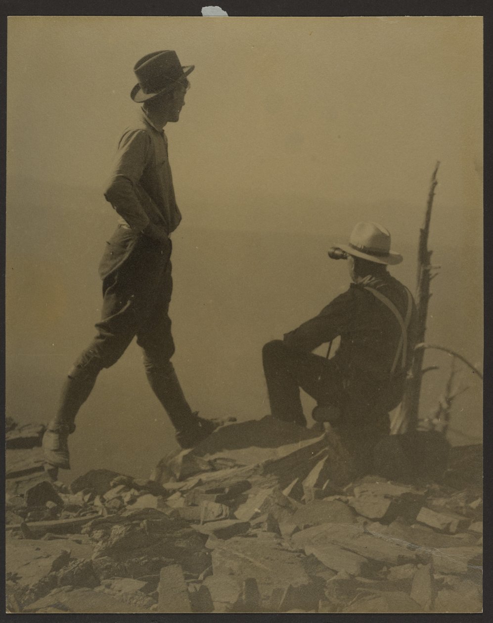 [To menn som ser ut i det fjerne (muligens Old Baldy Peak)] av Louis Fleckenstein