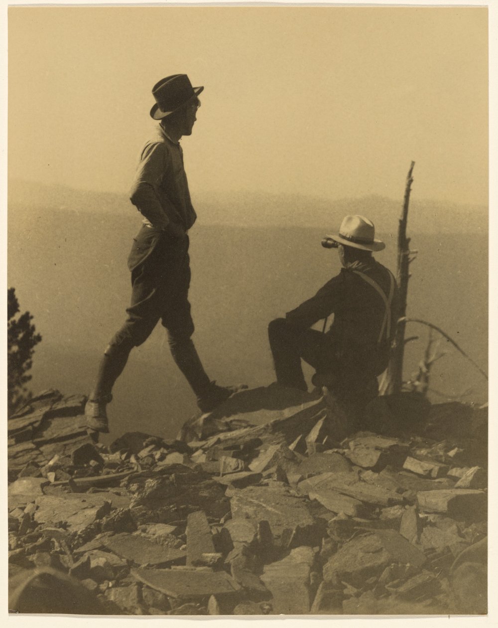 To menn som ser i det fjerne (muligens Old Baldy Peak) av Louis Fleckenstein