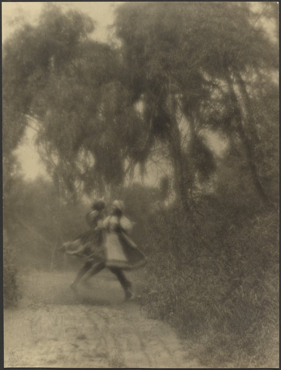 To kvinner som danser i skogen av Louis Fleckenstein