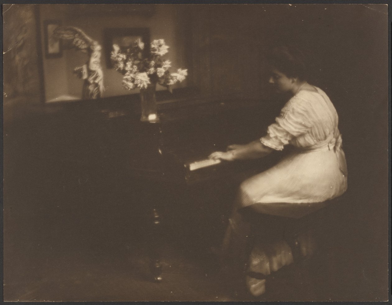 [Kvinne som spiller piano] av Louis Fleckenstein