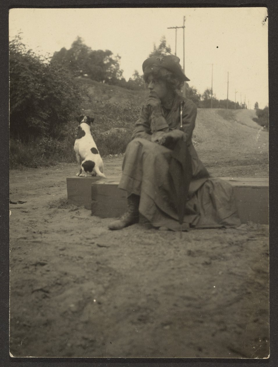 [Sittende kvinne med hund] av Louis Fleckenstein